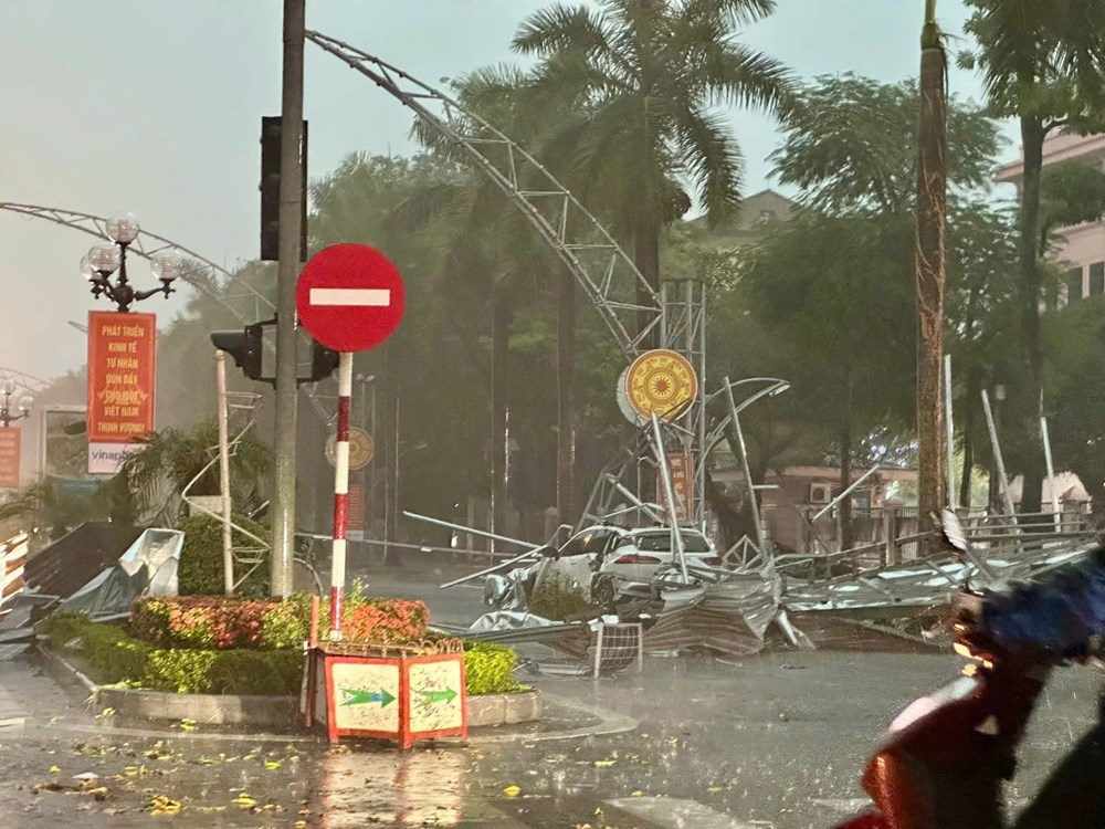 Cây đổ, mái tôn bay, ô tô bị đè tại Thanh Hóa sau mưa lớn do bão số 3 - ảnh 3