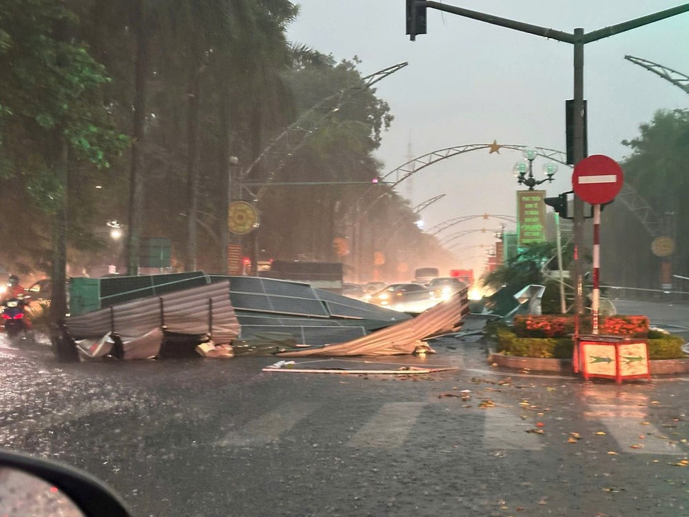 Cây đổ, mái tôn bay, ô tô bị đè tại Thanh Hóa sau mưa lớn do bão số 3 - ảnh 2