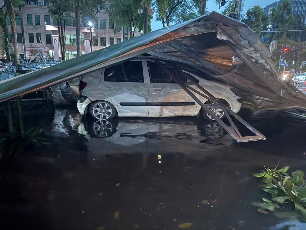 Cây đổ, mái tôn bay, ô tô bị đè tại Thanh Hóa sau mưa lớn do bão số 3 - ảnh 1
