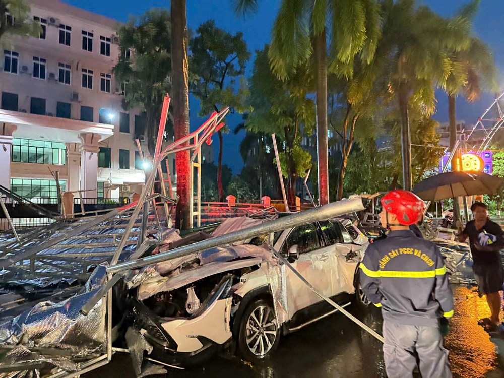 Cây đổ, mái tôn bay, ô tô bị đè tại Thanh Hóa sau mưa lớn do bão số 3 - ảnh 5