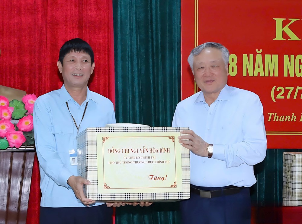 Phó Thủ tướng Thường trực Nguyễn Hòa Bình thăm, tặng quà người có công tại Thanh Hóa - ảnh 2