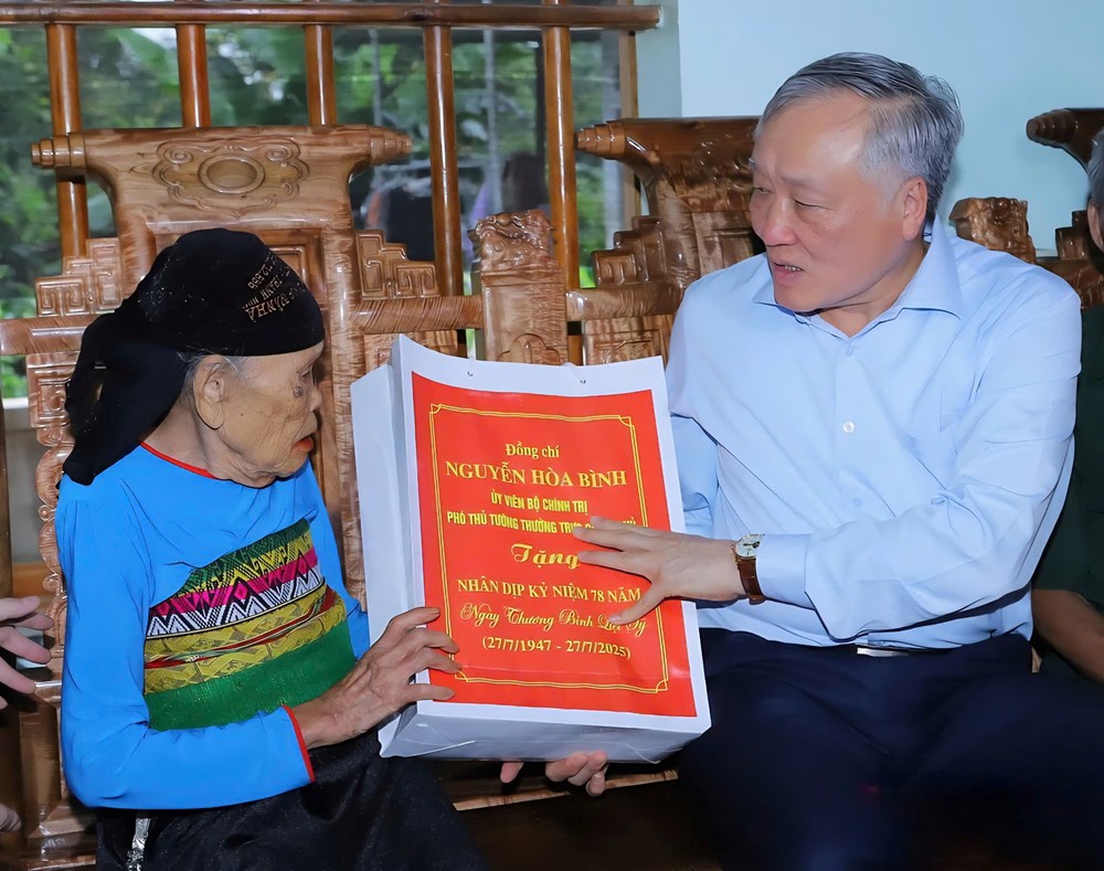 Phó Thủ tướng Thường trực Nguyễn Hòa Bình thăm, tặng quà người có công tại Thanh Hóa - ảnh 1