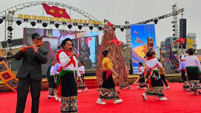 Chạm vào hồn đất, say trong hơi thở bản làng - ảnh 4