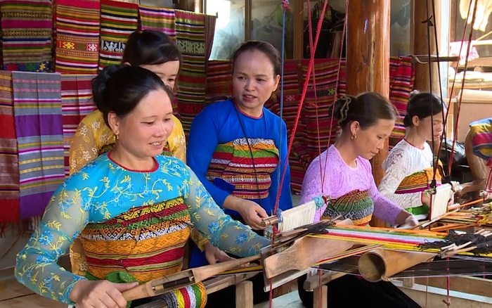 Người đàn bà nối sợi thời gian, khôi phục nghề thổ cẩm giữa miền sơn cước - ảnh 1