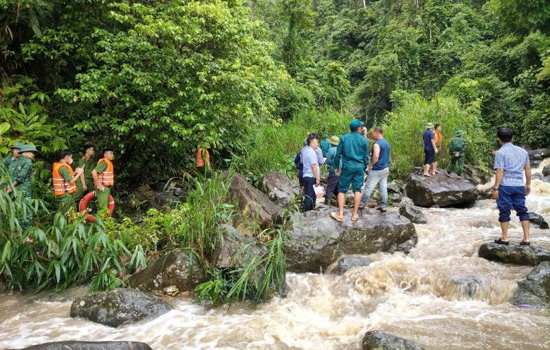 Hai mẹ con bị lũ cuốn khi qua suối - ảnh 1