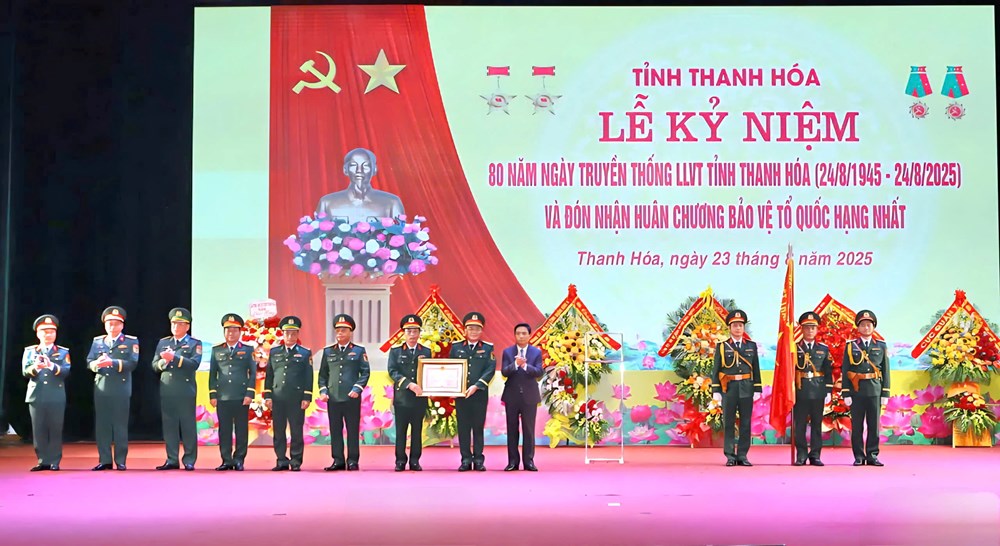 Lực lượng vũ trang Thanh Hóa đón nhận Huân chương Bảo vệ Tổ quốc hạng Nhất - ảnh 1