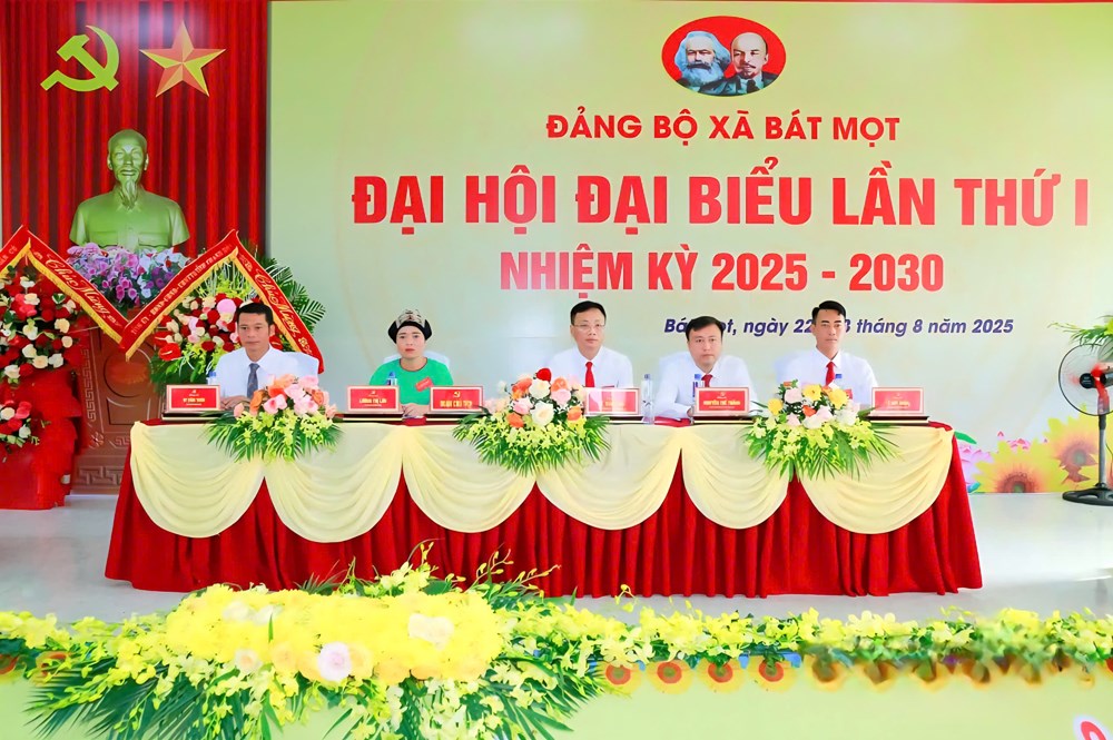 Giàu kinh tế, vững chính trị, đậm bản sắc nơi phên dậu - ảnh 1