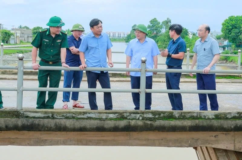 Thứ trưởng Bộ NN&MT kiểm tra khẩn ứng phó bão số 5 tại Thanh Hóa - ảnh 1