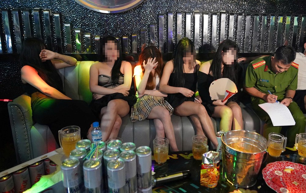Đột kích quán karaoke: 46 khách, 38 nhân viên nữ phục vụ, có cả người dưới 16 tuổi - ảnh 1