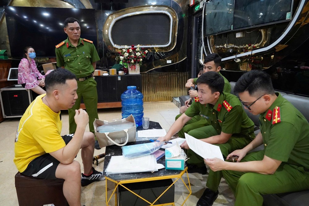Đột kích quán karaoke: 46 khách, 38 nhân viên nữ phục vụ, có cả người dưới 16 tuổi - ảnh 2