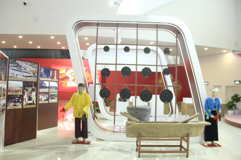 Rực rỡ trang phục truyền thống dân tộc tại Triển lãm Thành tựu đất nước - ảnh 8