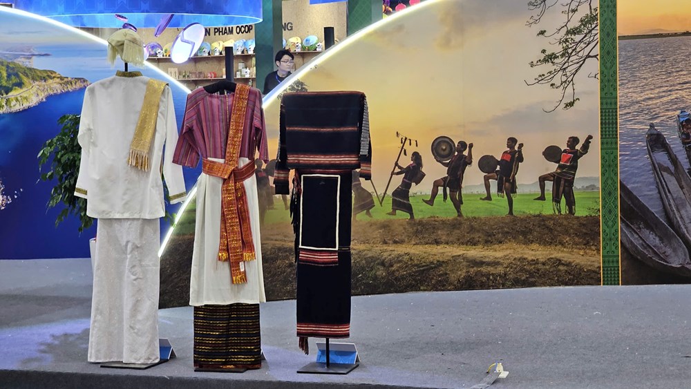 Rực rỡ trang phục truyền thống dân tộc tại Triển lãm Thành tựu đất nước - ảnh 6