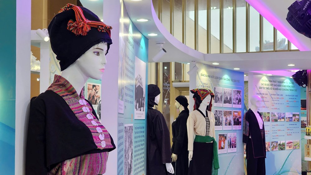 Rực rỡ trang phục truyền thống dân tộc tại Triển lãm Thành tựu đất nước - ảnh 2