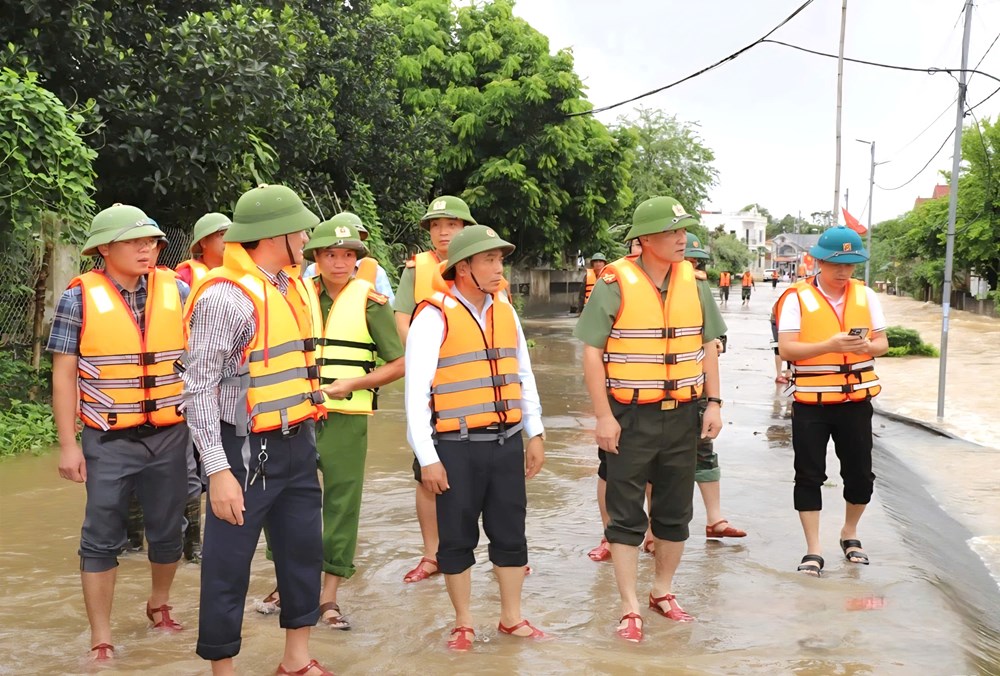 Đê sông Bưởi tràn, hơn 4.000 người ở Thanh Hóa phải di dời khẩn cấp - ảnh 1