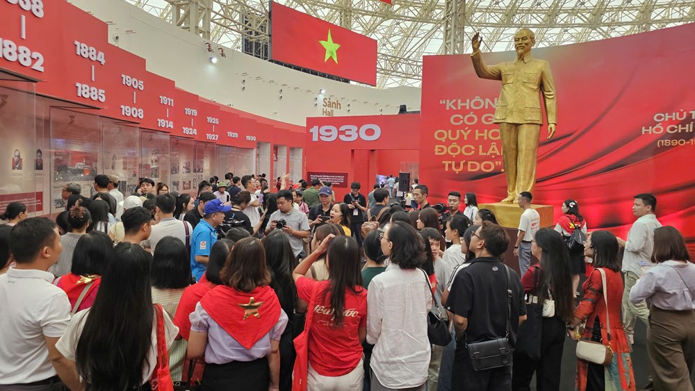 Hàng nghìn người dân từ khắp mọi miền đất nước đổ về Triển lãm ‘80 năm Hành trình Độc lập - Tự do - Hạnh phúc’ - ảnh 1