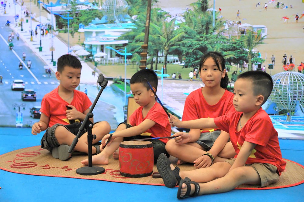 Hàng nghìn người dân từ khắp mọi miền đất nước đổ về Triển lãm ‘80 năm Hành trình Độc lập - Tự do - Hạnh phúc’ - ảnh 9