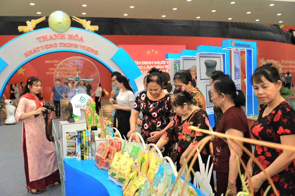 Hàng nghìn người dân từ khắp mọi miền đất nước đổ về Triển lãm ‘80 năm Hành trình Độc lập - Tự do - Hạnh phúc’ - ảnh 10