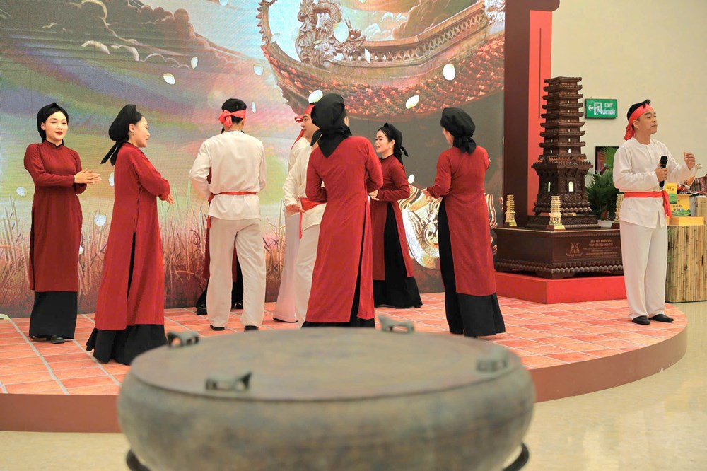 Hàng nghìn người dân từ khắp mọi miền đất nước đổ về Triển lãm ‘80 năm Hành trình Độc lập - Tự do - Hạnh phúc’ - ảnh 17