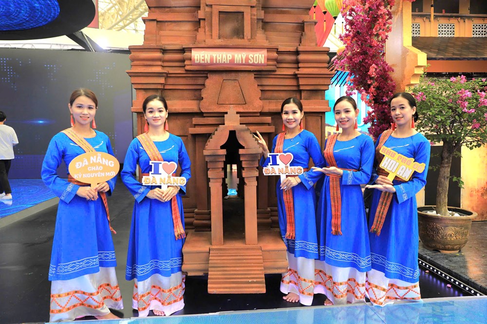 Hàng nghìn người dân từ khắp mọi miền đất nước đổ về Triển lãm ‘80 năm Hành trình Độc lập - Tự do - Hạnh phúc’ - ảnh 15