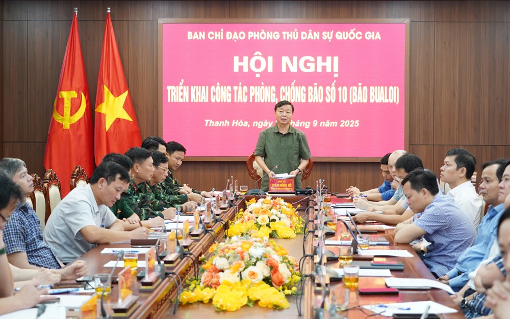 Bão số 10 cường độ mạnh áp sát đất liền, Phó Thủ tướng yêu cầu tuyệt đối không chủ quan - ảnh 1