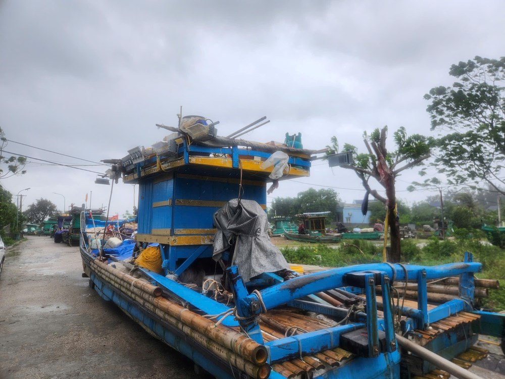 Xã Quảng Bình (Thanh Hoá): Sơ tán hơn 200 người dân ven biển tránh bão số 10 - ảnh 1