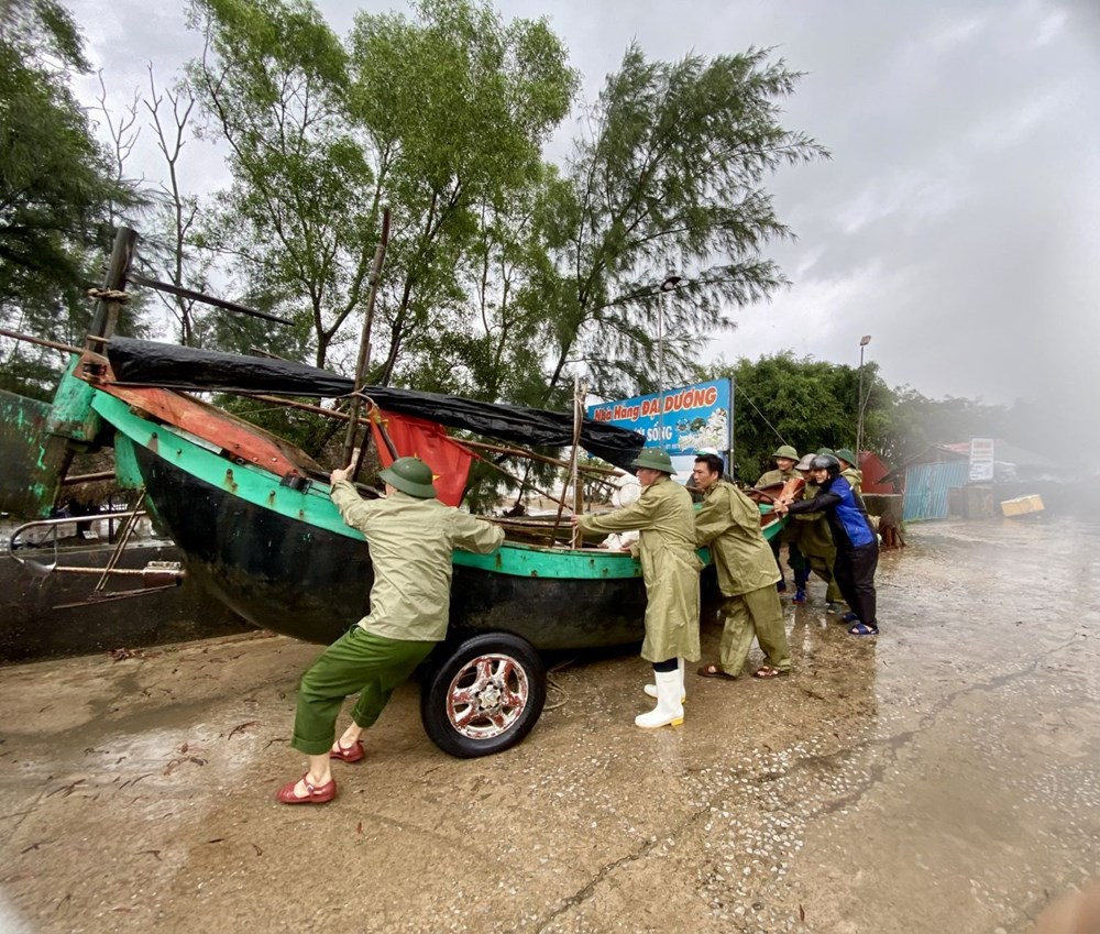 Công an Thanh Hóa xuyên đêm sơ tán dân, căng mình bảo vệ an toàn trước bão số 10 - ảnh 3