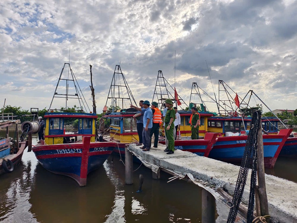 Công an Thanh Hóa xuyên đêm sơ tán dân, căng mình bảo vệ an toàn trước bão số 10 - ảnh 6