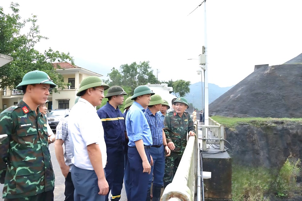 Thanh Hoá khẩn trương ứng phó bão số 10, Bí thư và Chủ tịch tỉnh trực tiếp chỉ đạo - ảnh 2