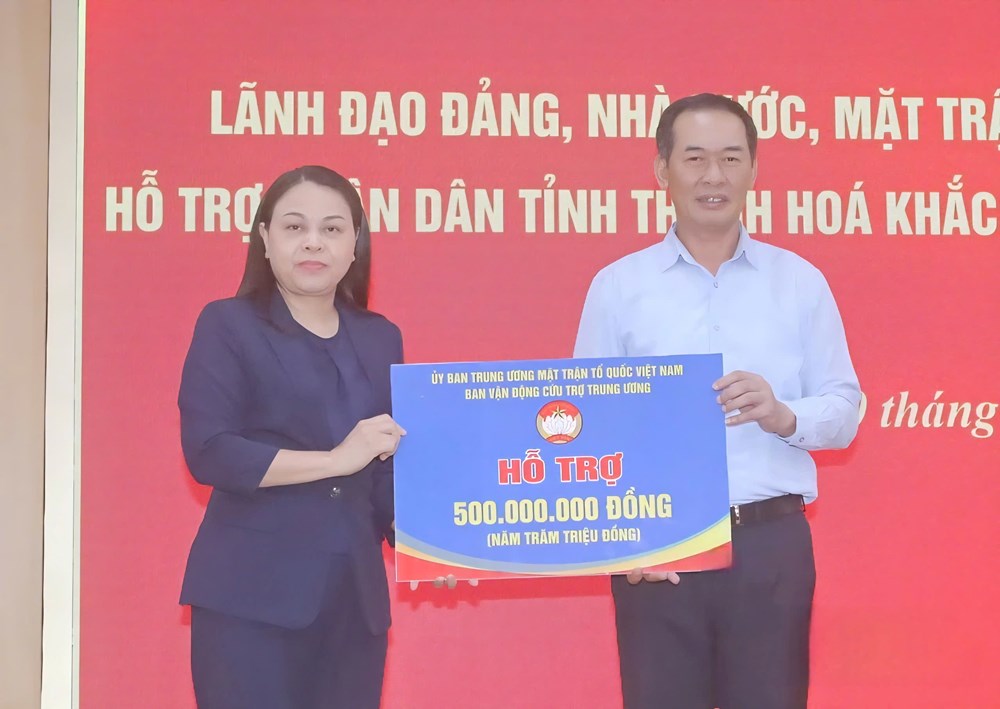 Thường trực Ban Bí thư Trần Cẩm Tú thăm và chỉ đạo khắc phục hậu quả bão số 10 tại Thanh Hoá - ảnh 3