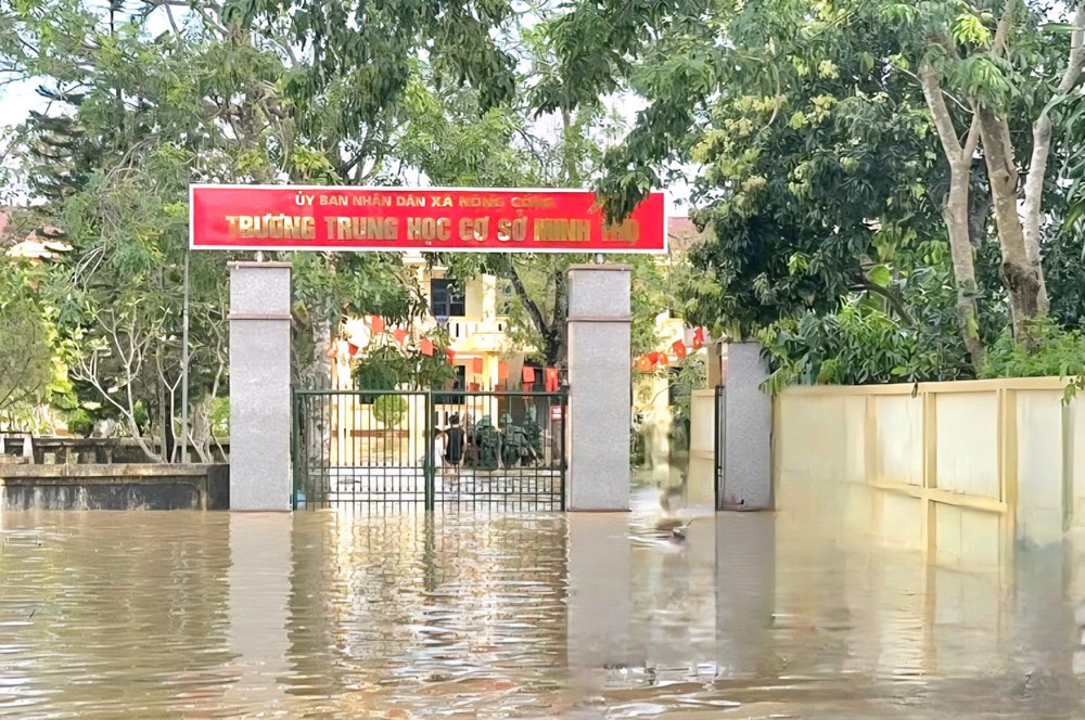 Thanh Hóa: 21 trường học ở Nông Cống chưa thể đón học sinh sau bão số 10, bộ đội “tiếp sức” thầy trò dọn bùn đất - ảnh 1