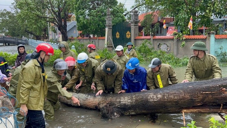 Thanh Hóa khẩn trương khắc phục hậu quả bão số 10, nỗ lực ổn định đời sống người dân - ảnh 2