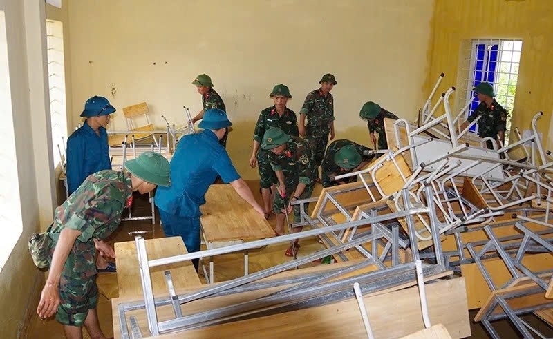 Thanh Hóa: 21 trường học ở Nông Cống chưa thể đón học sinh sau bão số 10, bộ đội “tiếp sức” thầy trò dọn bùn đất - ảnh 2