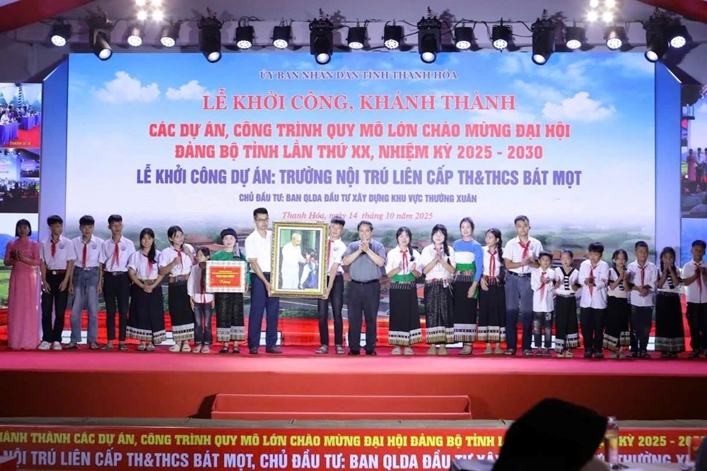 Thủ tướng Phạm Minh Chính dự lễ khởi công trường nội trú vùng biên Thanh Hóa - ảnh 4