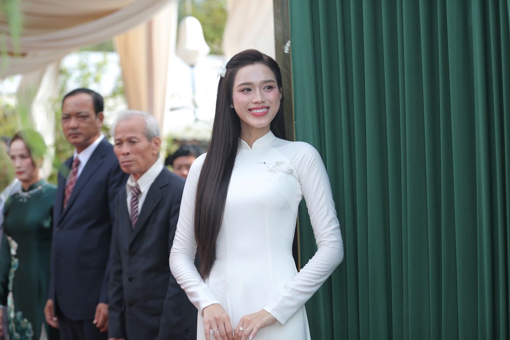 Hoa hậu Đỗ Thị Hà rạng rỡ trong lễ nạp tài cùng thiếu gia Tập đoàn Sơn Hải - ảnh 1