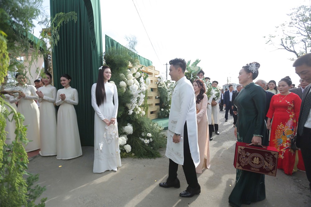 Hoa hậu Đỗ Thị Hà rạng rỡ trong lễ nạp tài cùng thiếu gia Tập đoàn Sơn Hải - ảnh 3