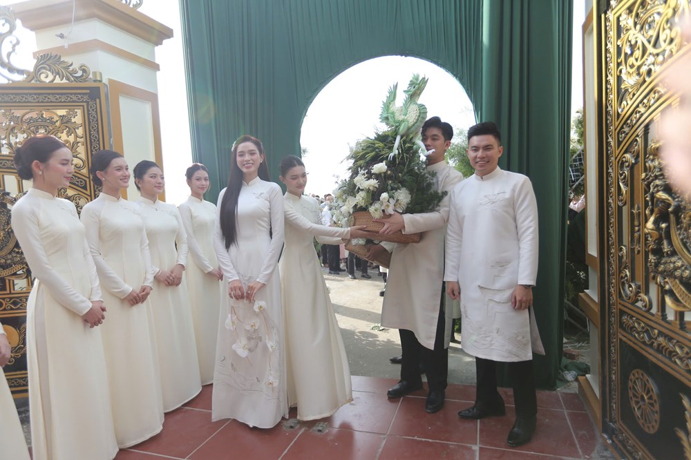 Hoa hậu Đỗ Thị Hà rạng rỡ trong lễ nạp tài cùng thiếu gia Tập đoàn Sơn Hải - ảnh 4