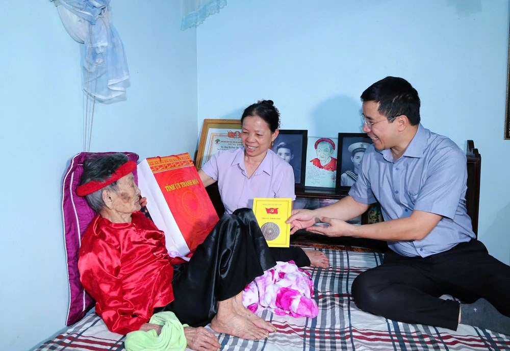 Phó Bí thư Thường trực Tỉnh ủy Thanh Hóa thăm, tặng quà các Mẹ Việt Nam anh hùng nhân ngày 20.10 - ảnh 1