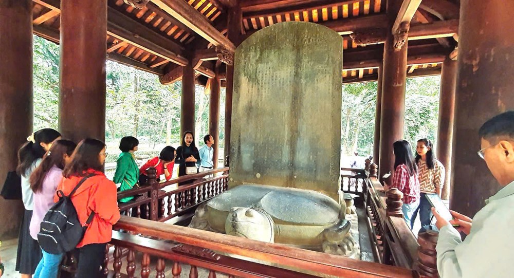 Tu sửa khẩn cấp Nhà bia Vĩnh Lăng hơn 1,6 tỉ đồng - ảnh 1