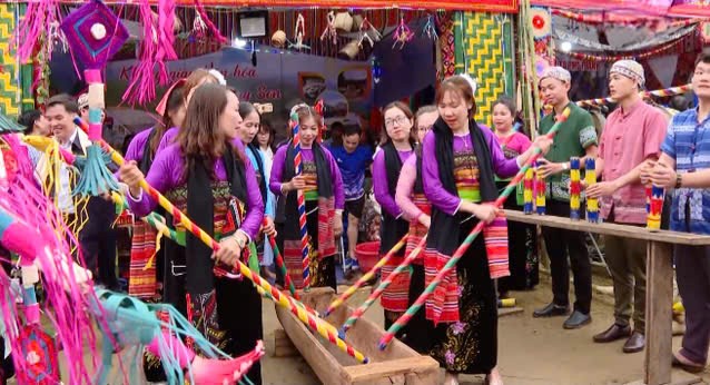 Giữ nhịp khua luống nơi bản Thái Tam Thanh - ảnh 2