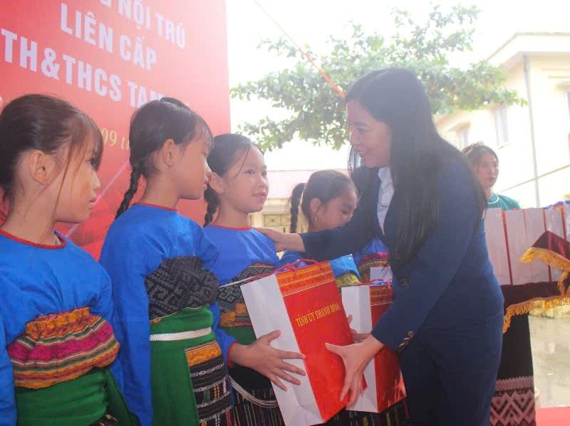 Khởi công hai trường nội trú vùng biên Thanh Hóa - ảnh 2