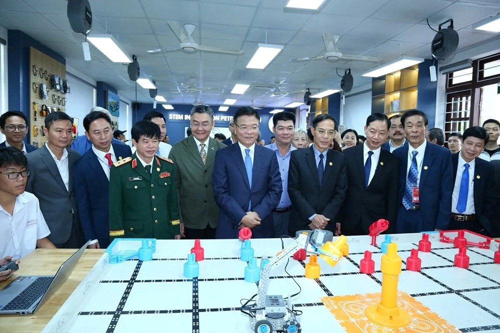 Phó Thủ tướng Lê Thành Long dự Lễ kỷ niệm 50 năm Trường THPT Hàm Rồng - ảnh 4