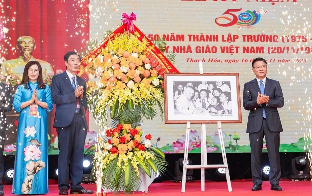 Phó Thủ tướng Lê Thành Long dự Lễ kỷ niệm 50 năm Trường THPT Hàm Rồng - ảnh 1