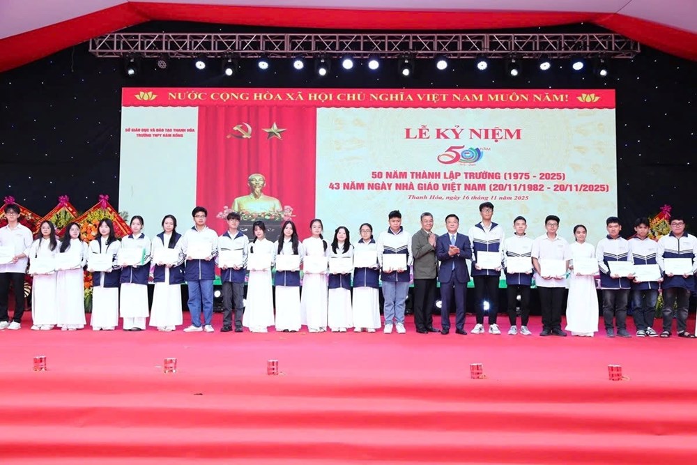 Phó Thủ tướng Lê Thành Long dự Lễ kỷ niệm 50 năm Trường THPT Hàm Rồng - ảnh 3