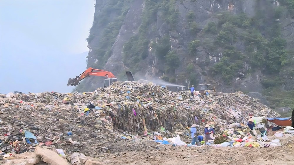 Khẩn trương “giải cứu” điểm nóng ô nhiễm rác thải Đông Nam - ảnh 1