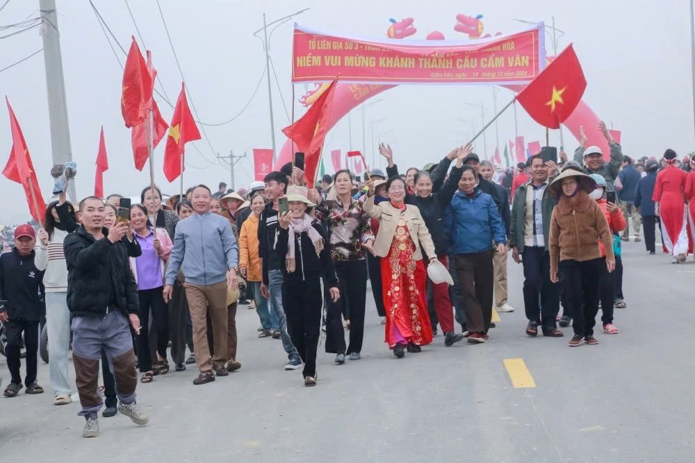 Thông xe cầu Cẩm Vân - giải tỏa điểm nghẽn giao thông vùng ven sông Thanh Hoá - ảnh 1