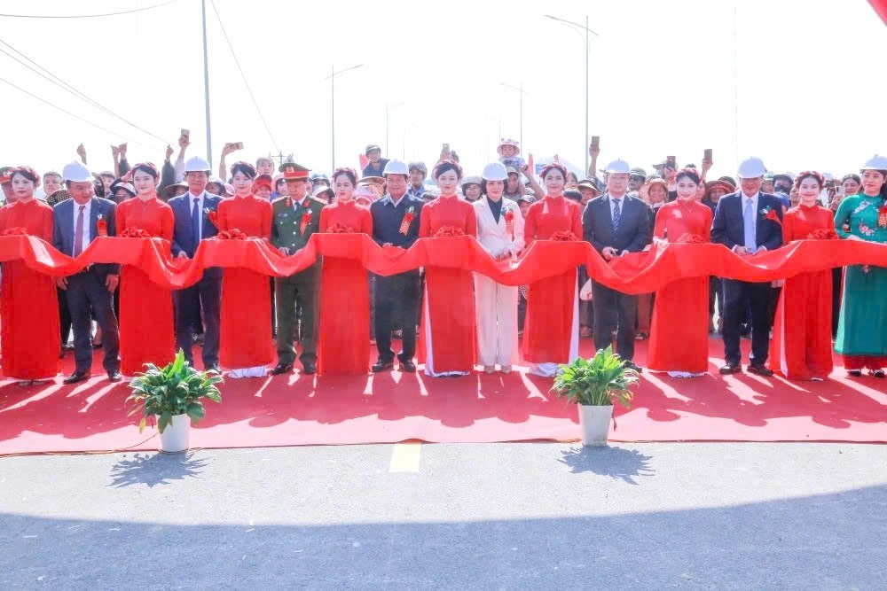 Thông xe cầu Cẩm Vân - giải tỏa điểm nghẽn giao thông vùng ven sông Thanh Hoá - ảnh 2