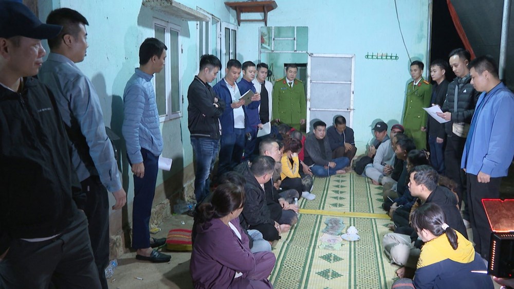 Thanh Hoá: Đột kích sới bạc xóc đĩa, 15 đối tượng sa lưới  - ảnh 1