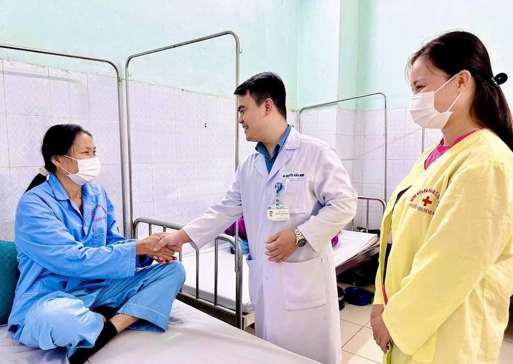 Cắt bỏ khối u buồng trứng gần 3 kg, cứu nữ bệnh nhân đau đớn suốt nhiều năm - ảnh 2