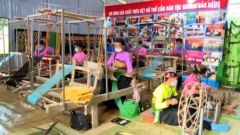 Người có uy tín “thổi hồn” văn hóa, giữ vững niềm tin nơi miền núi xứ Thanh - ảnh 2