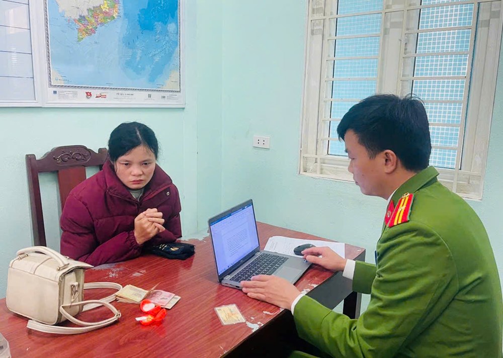 Giả mua vàng, “đánh tráo” nhẫn thật trong tích tắc: Công an lần ra thủ phạm sau 2 giờ - ảnh 1